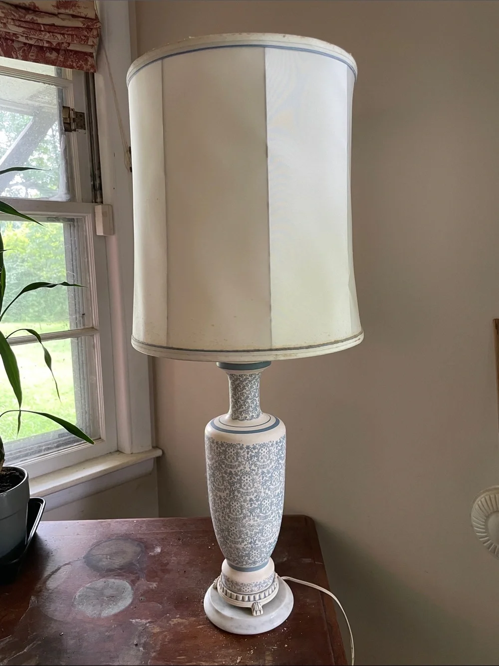 Classic Ceramic Table Lamp in White and Light Blue - Unbranded